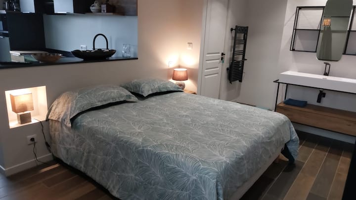 Леглото има много добър нов матрак 160 x 200.
Имате възможност да отделите спалнята от всекидневната с помощта на завеса за затъмняване и по този начин да позволите на човека, който иска да спи повече, да бъде на тъмно.