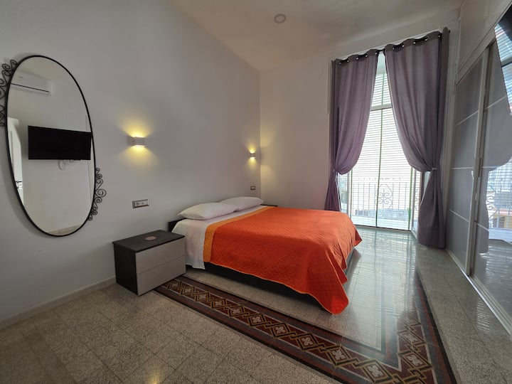 Спална соба (со 43-инчен 4K паметен телевизор со апликација за стриминг)