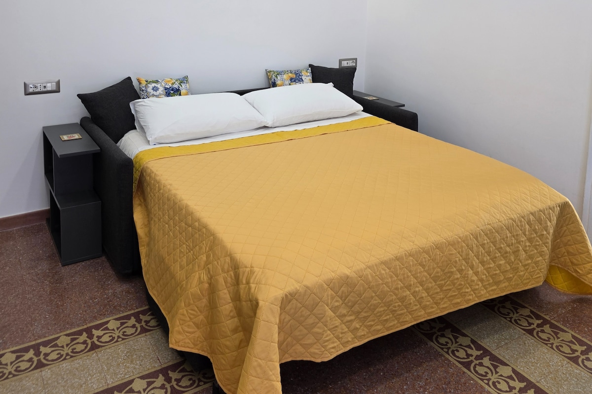 Anuncio de Airbnb popular: "Mare & Monti Apartments 2" in the city center 50 sqm en Castellammare Di Stabia