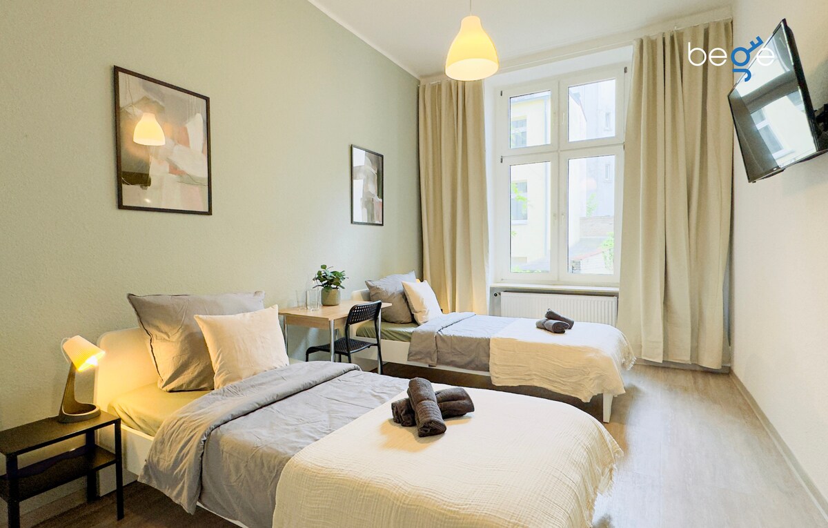 غرفة نوم 3 بسريرين مفردين ومنطقة جلوس وتلفزيون ذكي 