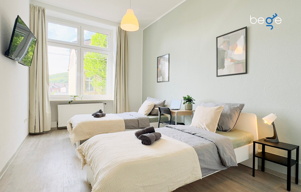 غرفة نوم 2 بسريرين مفردين ومنطقة جلوس وتلفزيون ذكي 