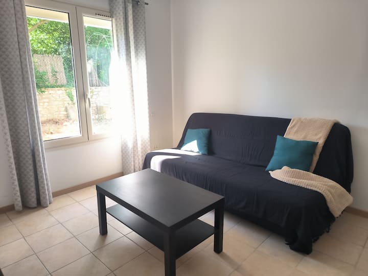 Sala de estar luminosa con vistas al jardín