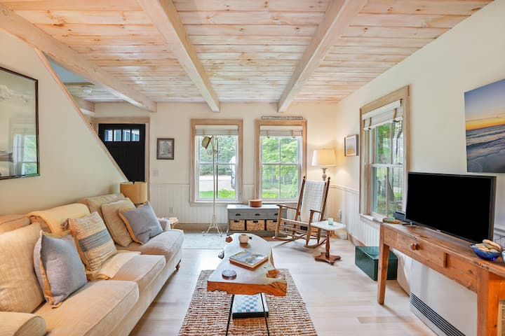 Charming Katama Couples Cottage - Edgartown, MA