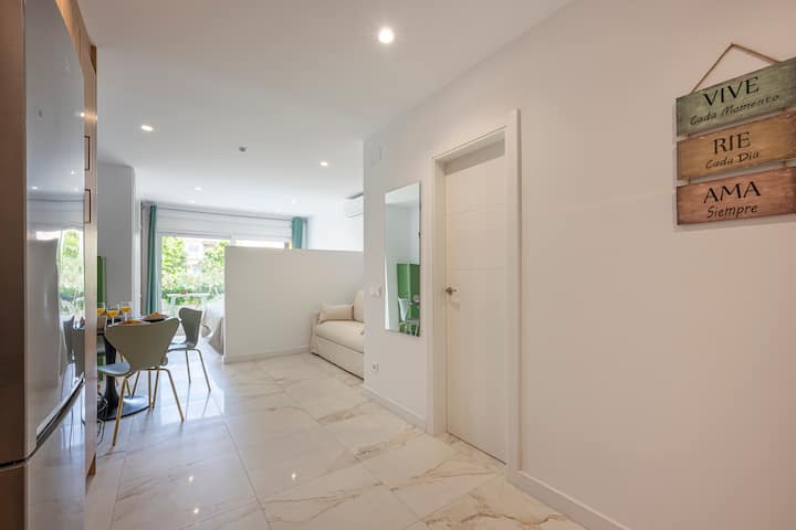 חלל נעים עם שולחן, כיסאות וספה נפתחת.