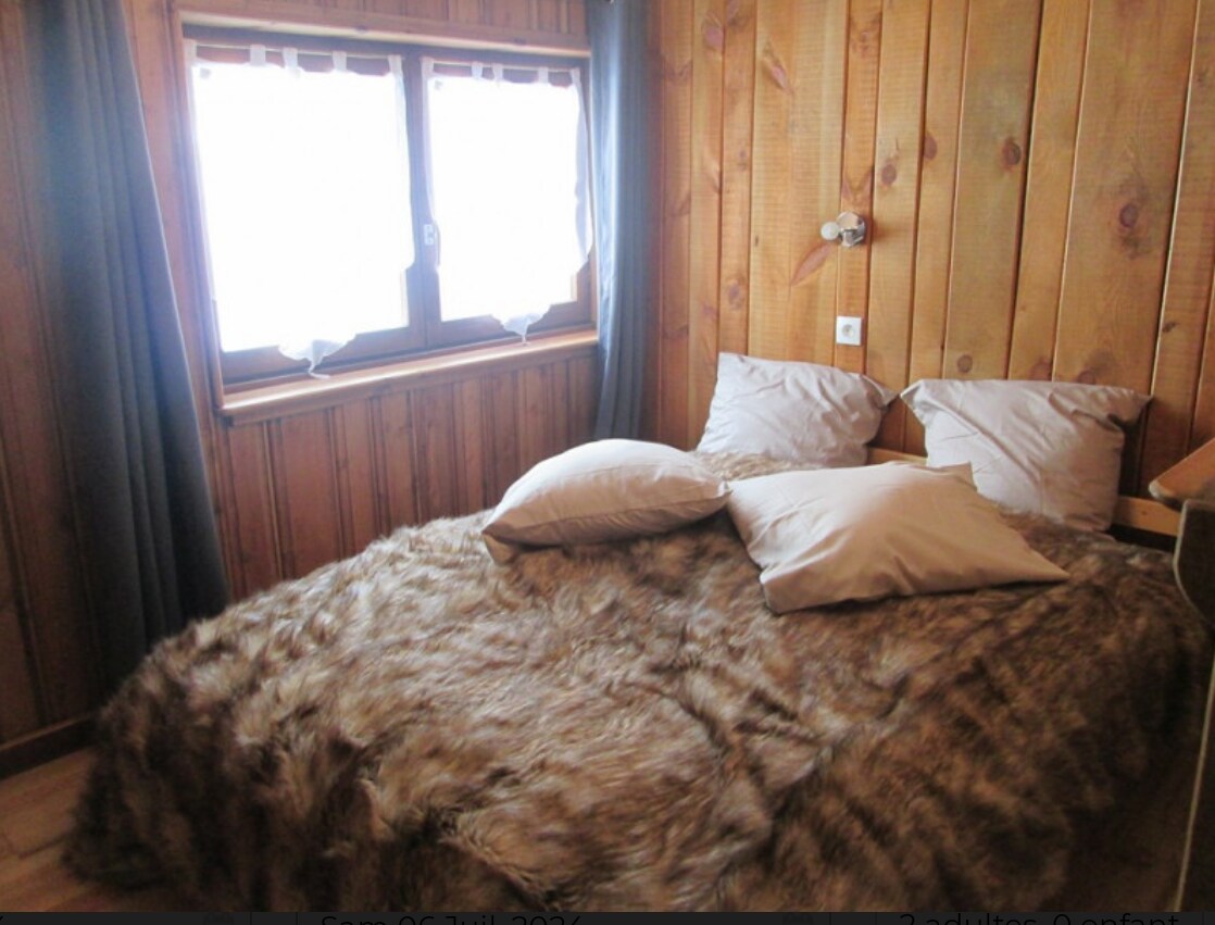 غرفة نوم بسرير في 140