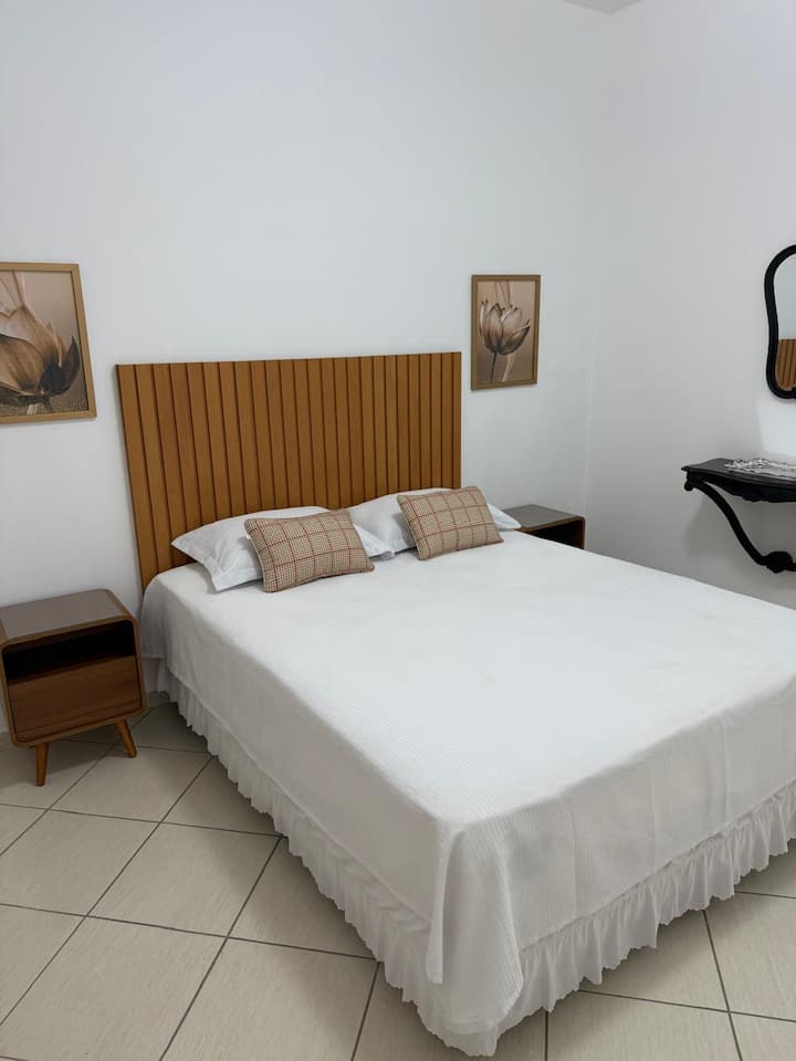 Спална соба 2 (апартман). Брачен кревет со странични маси, огледало и плакар. Нова, супер чиста постелнина. Пространа, многу убава и удобна средина, со клима уред. Соба со бања