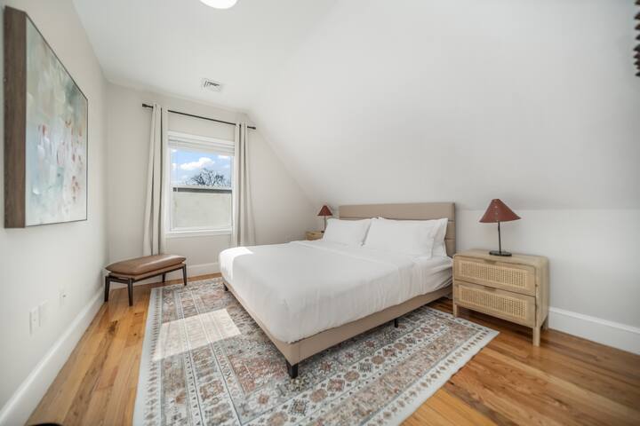 Stylish 6BR Retreat near Beach 3.5mi from Downtown gallery image 4