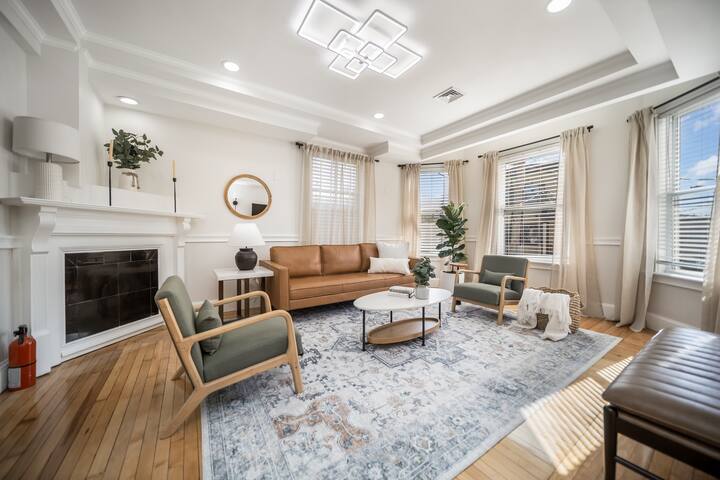 Stylish 6BR Retreat near Beach 3.5mi from Downtown gallery image 2