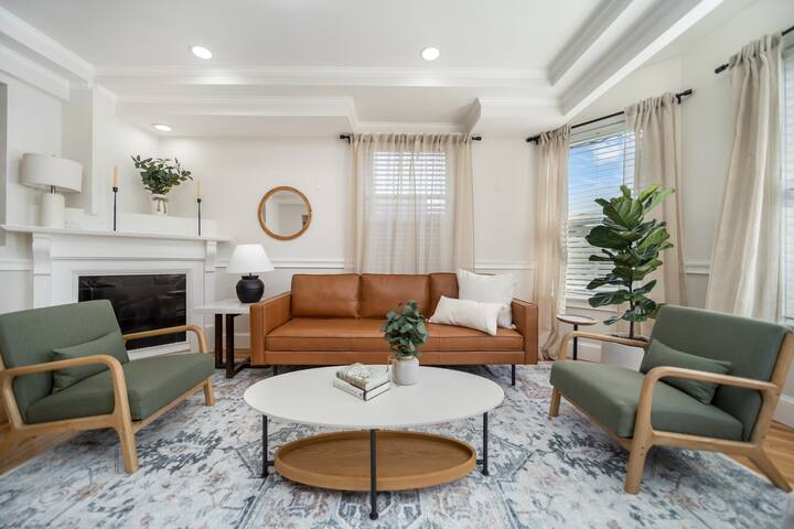 Stylish 6BR Retreat near Beach 3.5mi from Downtown gallery image 5