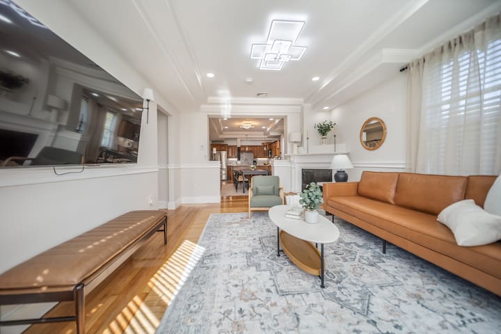 Stylish 6BR Retreat near Beach 3.5mi from Downtown