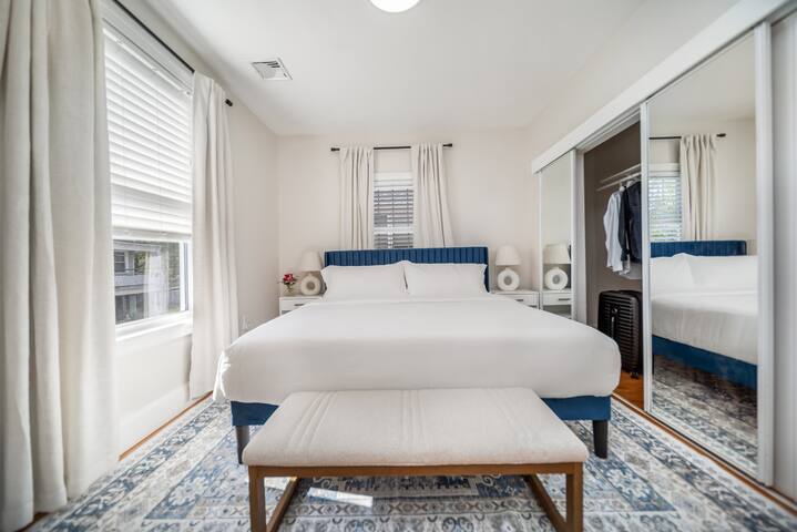 Stylish 6BR Retreat near Beach 3.5mi from Downtown gallery image 3