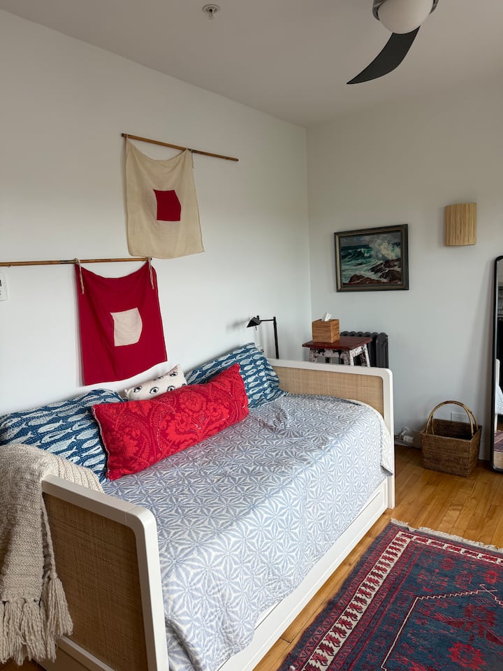 Брачен кревет (широк 125 - 149 см) со тркалца