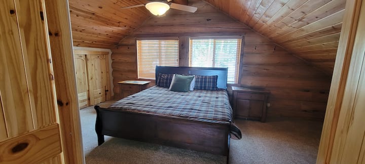 חדר מרווח עם מיטת קינג סייז בסגנון קליפורני