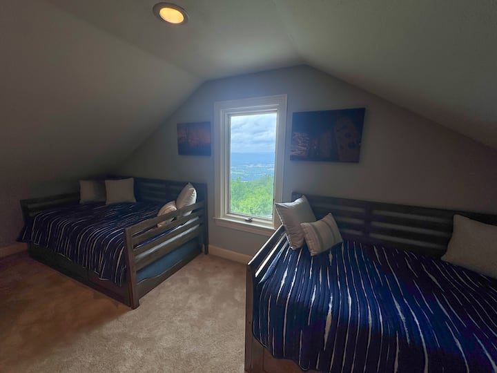 הלופט הגדול נמצא מעל הסלון (פתוח אליו) ויש בו שתי מיטות נפתחות עם שתי מיטות נפרדות כל אחת (4 מיטות נפרדות בסה"כ). יש גם ספה מתקפלת, שני פופים, משחקים, לוח חצים, שולחן משחקים, נופים נהדרים ושפע של מקום לבלות. 