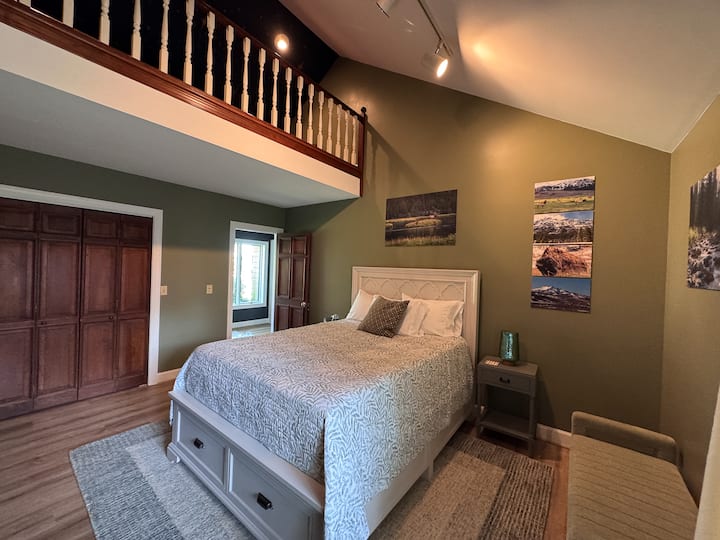 בחדר השינה של מונטנה יש מיטת קווין סייז למטה, ומיטת יחיד בלופט הקסום מעליו. בקומה התחתונה יש גם ספסל אחסון, שני כיסאות ושולחן וארון.