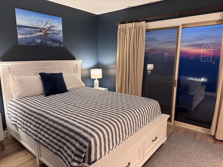 לחדר השינה של Jekyll יש נוף מדהים. יש לו חדר רחצה ממש ליד המסדרון הפרטי מחוץ לדלת. אין בו ארון, אבל יש בו מלתחה לאחסון הבגדים שלכם.