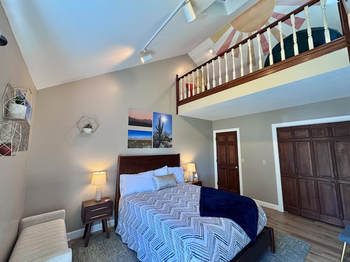 בחדר השינה של סגווארו יש מיטת קווין סייז למטה, ומיטת יחיד בלופט המדבר שמעליו. בקומה התחתונה יש גם ספסל אחסון, שני כיסאות ושולחן וארון.