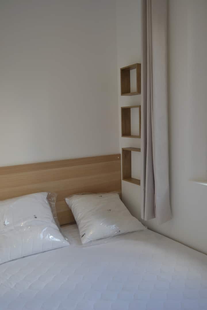 Нощна зона с изглед към двора: тиха зона за усамотяване, оборудвана с легло за двама души и контакти за презареждане на телефона. 