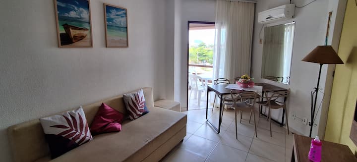 Sofá Cama de 2 plazas en la sala.
Muy confortable.
Aire acondicionado FRIO/CALOR que atiende a todo el apartamento (incluyendo el cuarto si se deja la puerta abierta).
Salida para la terraza, 
Mesa con 4 sillas + puff grande + otra mesa con 3 sillas
