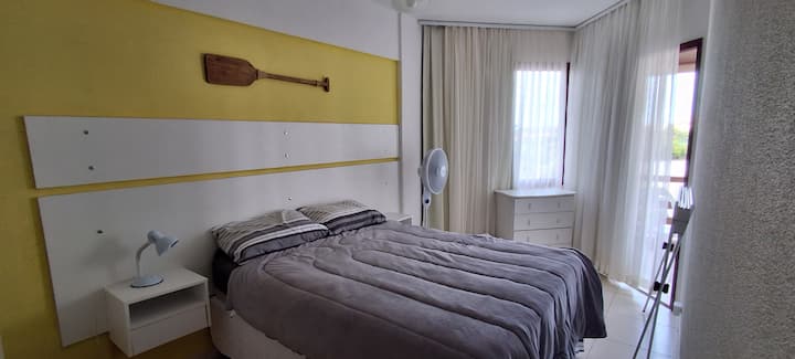 Amplio dormitorio con cama matrimonial, 2 mesas de luz, ventilador de pie y cortinas black out.
Cuenta con cómoda, armário y cofre de seguridad con llave.
Tiene salida a la terraza
Ropas de cáma incluída, Sábanas, forros,  mantas y acolchado.