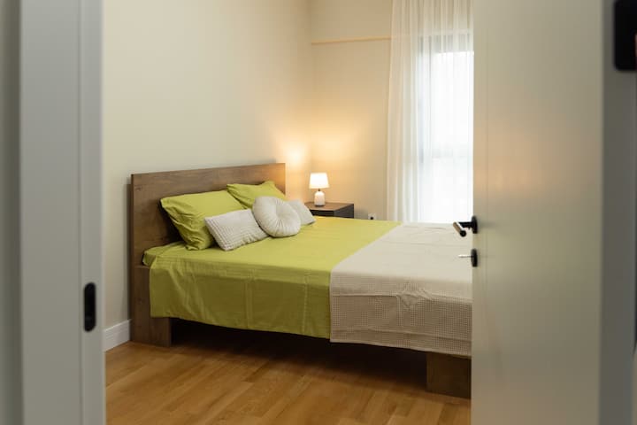 Chumba cha pili cha kulala kiko tayari kwa marafiki au watoto — tulivu na angavu.