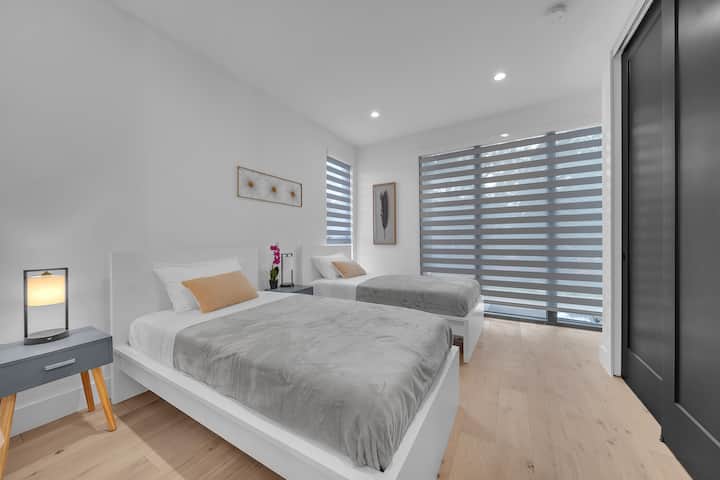 2 habitaciones individuales con acabados modernos, ideales para un descanso profundo.
