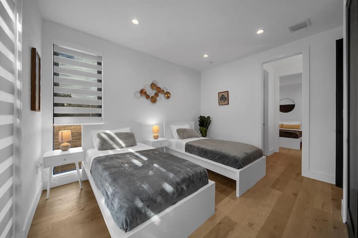 2 habitaciones individuales con acabados modernos, ideales para un descanso profundo.