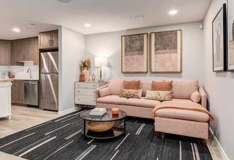 Popular Airbnb listing: Modern SE Calgary 1BR • Free Parking • 58” 4K TV in Rangeview