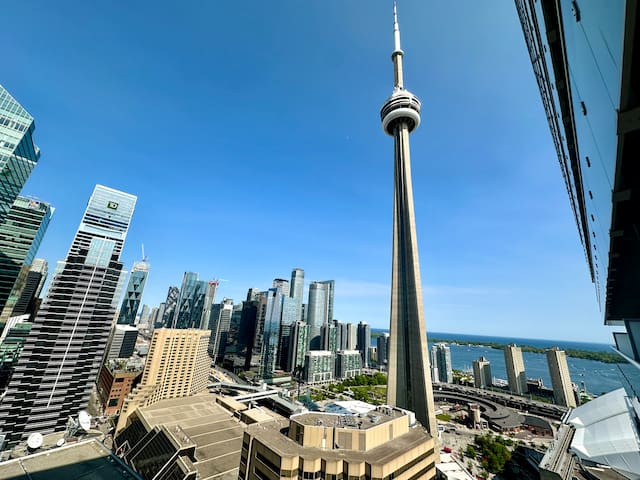 Elegant 2BR | CN Tower + Lake View w/ Rooftop Pool