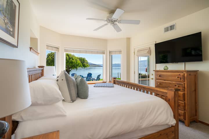 Probudite se uz prekrasan pogled na jezero i udoban madrac Helix Hospitality u ovoj mirnoj spavaćoj sobi s velikim bračnim krevetom. Uživajte u privatnoj kupaonici, izravnom izlasku na terasu, pametnom televizoru za ugodne večeri i savršenoj kombinaciji udobnosti i mira.