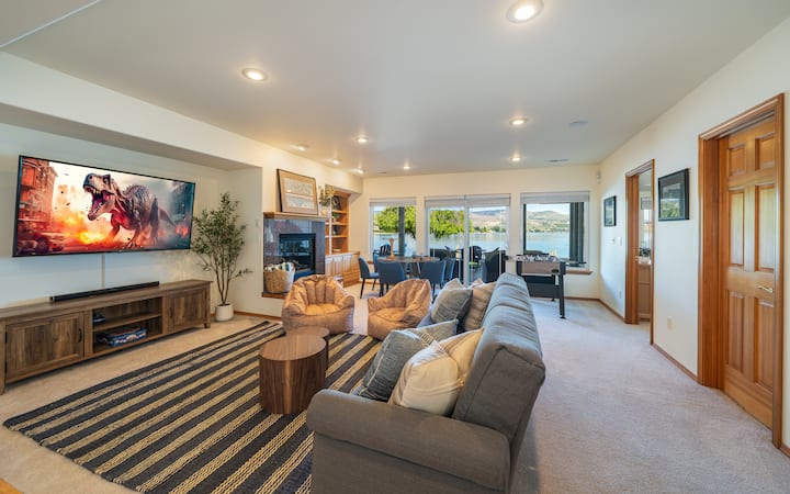 Ovaj salon u prizemlju savršen je za maratone filmova i večeri s društvenim igrama. U njemu se nalazi pametni televizor, stol za nogomet, društvene igre, ugodan kamin i sofa na razvlačenje. Izravno se otvara na terasu uz jezero kako bi se stvorio dobar protok između unutarnjeg i vanjskog prostora.