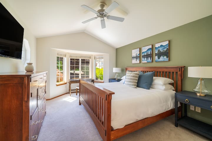 Ova mirna spavaća soba s bračnim krevetom ima madrac Helix Hospitality, kupaonicu, pametni televizor i udoban prostor za rad koji je savršen za rad na daljinu. Ukusno uređeni i funkcionalni.