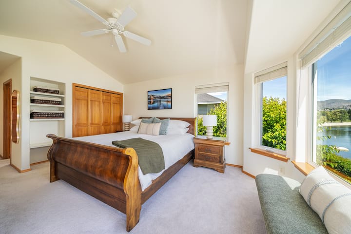 Opustite se u prostranom apartmanu s bračnim krevetom, madracem Helix Hospitality, privatnom kupaonicom, pametnim televizorom i pogledom na jezero koji oduzima dah. Uživajte u izravnom pristupu terasi kako biste mogli uživati u boravku na otvorenom i mirnim jutrima uz vodu.