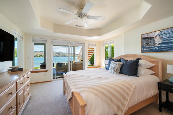 Probudite se uz pogled na predivan izlazak sunca iznad jezera Chelan u ovom udobnom apartmanu s bračnim krevetom. Madrac Helix Hospitality, pametni televizor, kupaonica u sobi i izravan izlaz na terasu čine ovaj smještaj savršenim za udoban i miran odmor uz jezero.