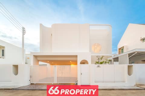 Modern 4 BR Home - Walk to Shopping/Supermarket