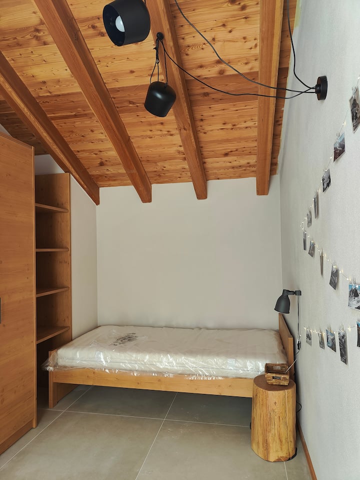 Тройна стая (единично легло).