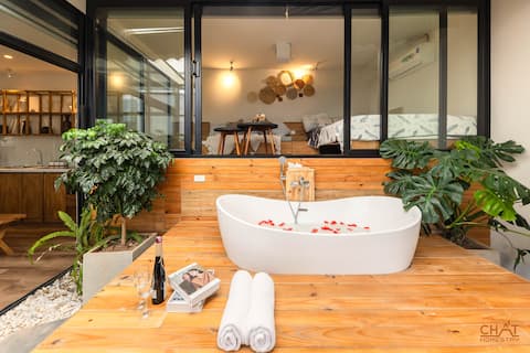 Urban Oasis |Rooftop Garden Tub| Projector & 2BR