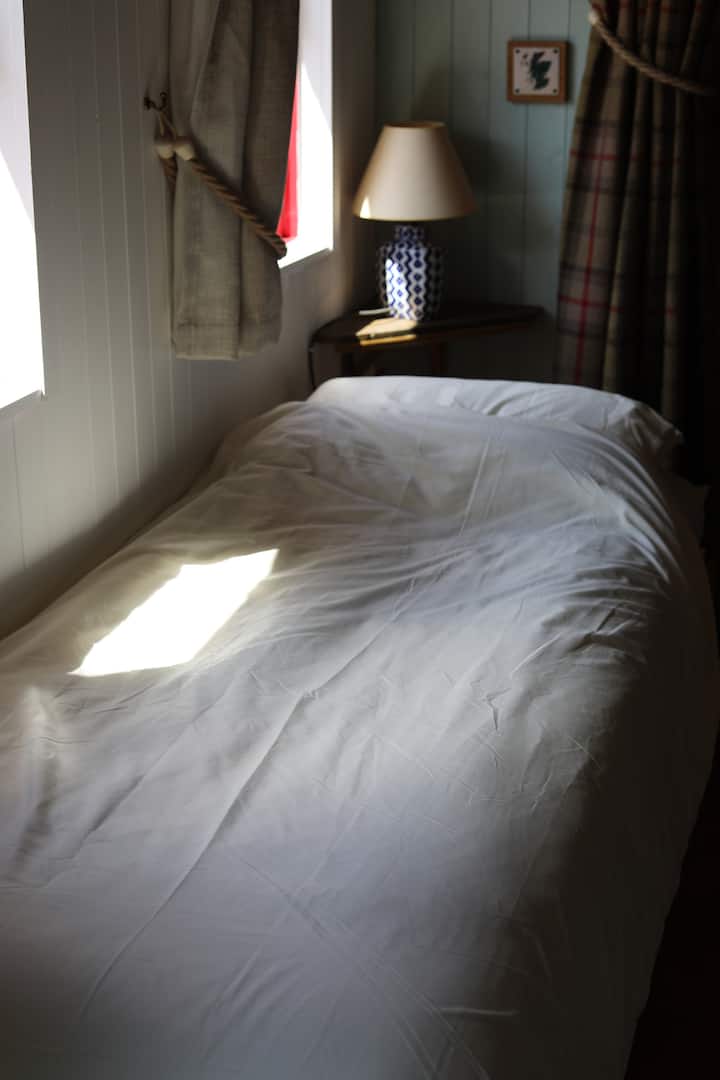 Საჭიროებისამებრ, დივანი გარდაიქმნება კომფორტულ ერთადგილიან საწოლად. 