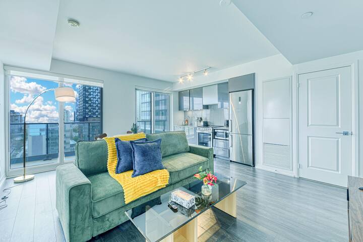 Stylish 3BR Condo | Steps to Eaton Centre gallery image 4