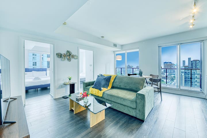 Stylish 3BR Condo | Steps to Eaton Centre gallery image 3