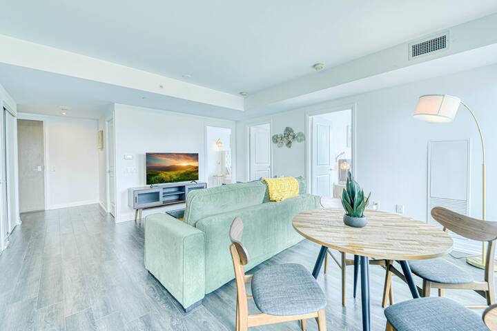 Stylish 3BR Condo | Steps to Eaton Centre gallery image 2