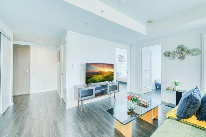 Stylish 3BR Condo | Steps to Eaton Centre gallery image 5