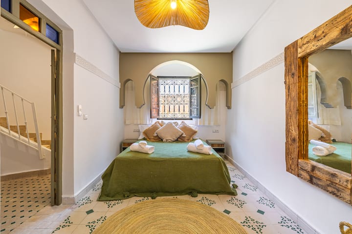 Interior refinado del Riad Dar Mimouna - decoración tradicional marroquí