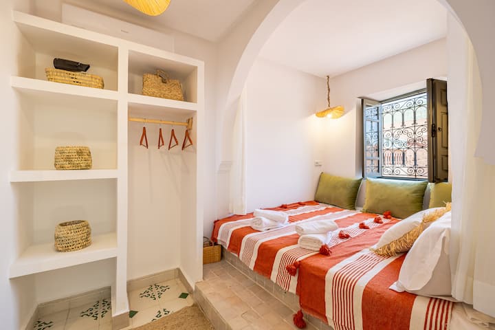 Zona de descanso con salón bajo - Riad Dar Mimouna