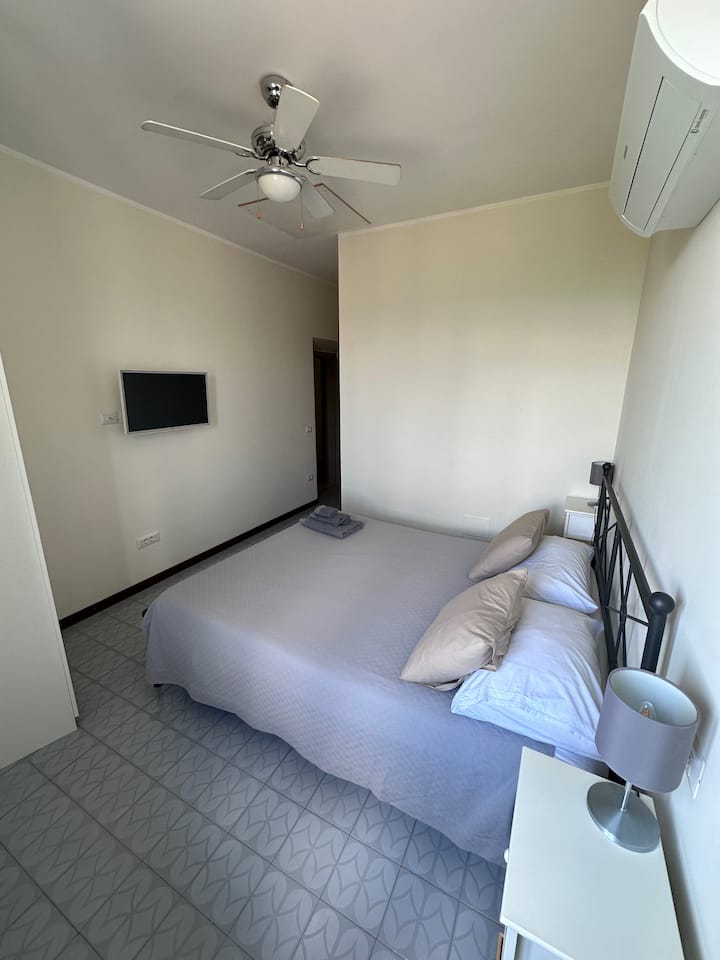 Spavaća soba 2 ima vlastitu kupaonicu i Smart TV.