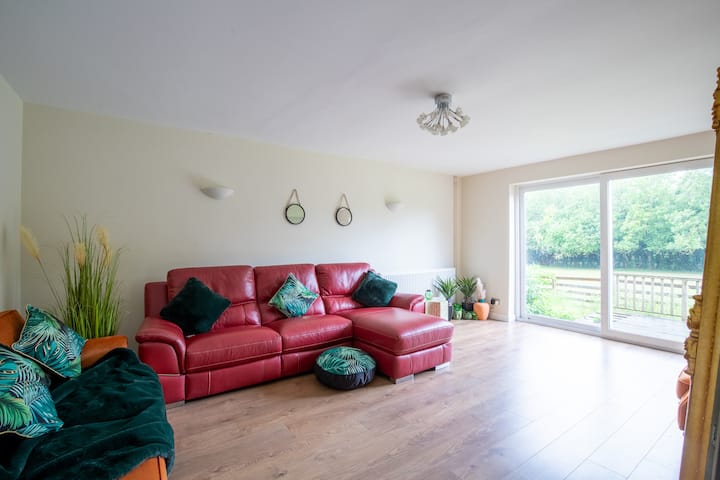 Group Getaway | Gated Parking | A6 Rushden–bedford - Wellingborough