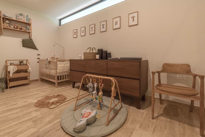 هذه الغرفة مجاورة ومفتوحة على غرفة النوم 1.