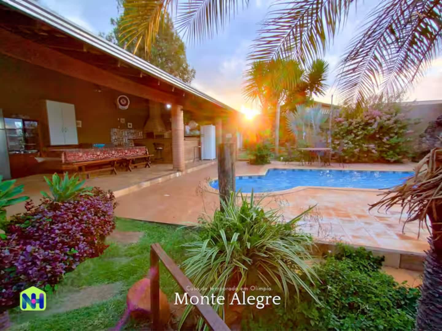 Fim de tarde na área da piscina da casa em Olímpia