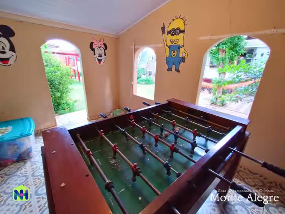 Pebolim na sala de jogos