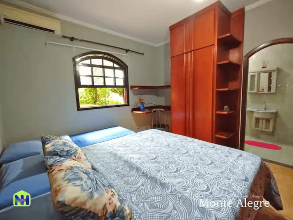 Quarto de casal com sofá
